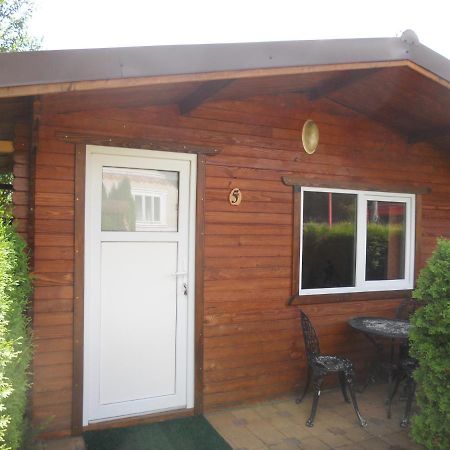 Pension, Camping & Biker Station Zur Deutschen Eiche Ciocanesti Exterior photo