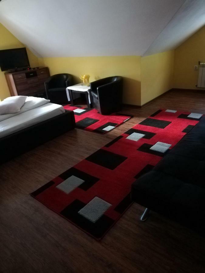 Pension, Camping & Biker Station Zur Deutschen Eiche Ciocanesti Exterior photo